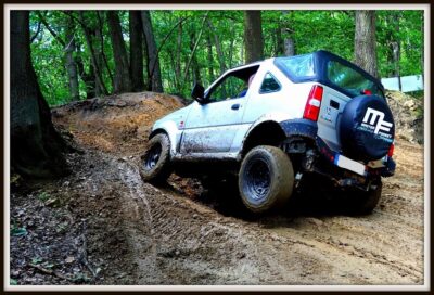 christian au volant de son 4x4 jimmy pour le franchissement d'un obstacle en forêt