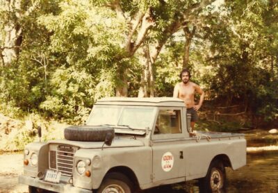 christian sur son 4x4 Land Rover lors de sa mission humanitaire en Haïti