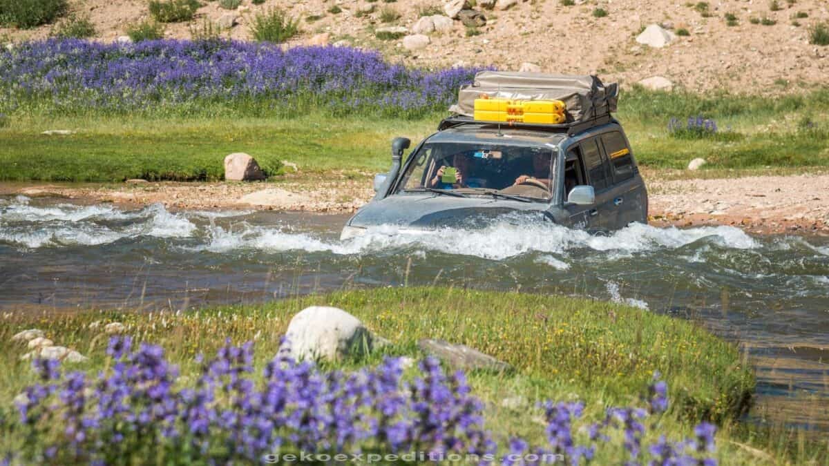 4x4 qui roule dans une rivière en Mongolie