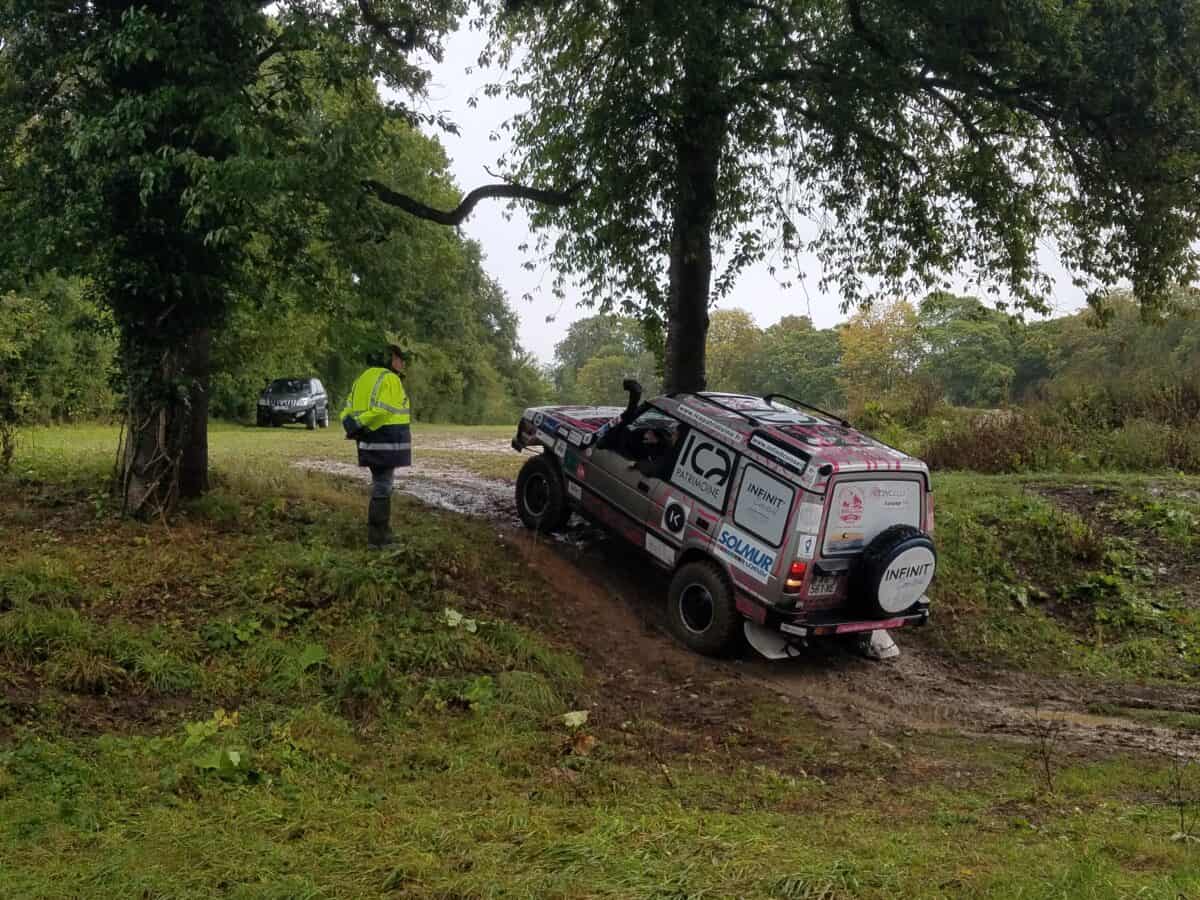 exercice pratique d'un véhicule tout-terrain lors d'un stage de pilotage 4x4 avec un moniteur en vue d'un rallye-raid