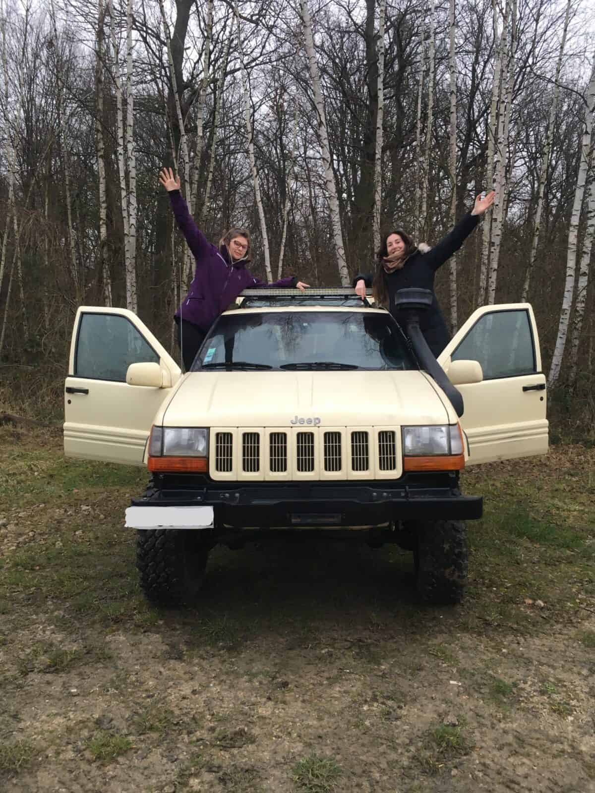 deux femmes heureuses de participer à un stage 4x4 likers à bord de leur jeep blanche